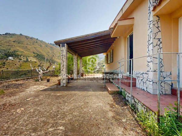 casa indipendente in vendita a Camastra