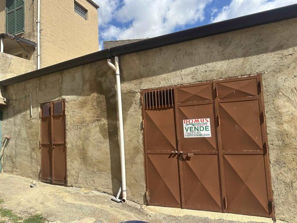 locale di sgombero in vendita a Camastra