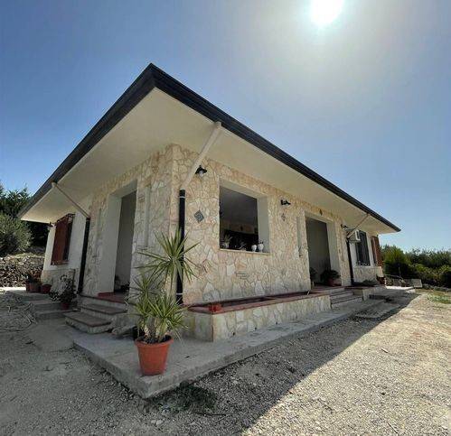 casa indipendente in vendita a Campobello di Licata