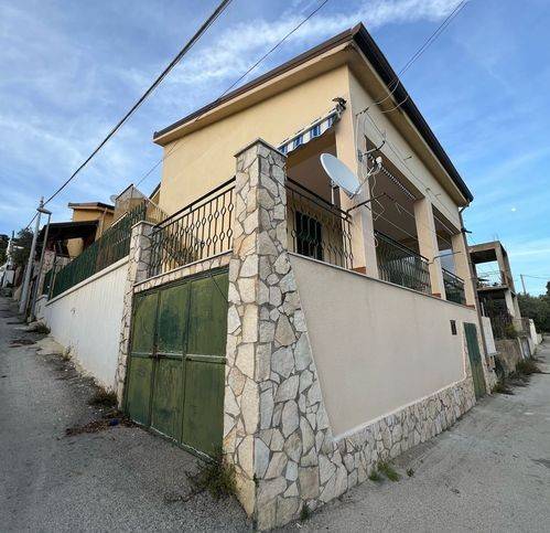 casa indipendente in vendita a Palma di Montechiaro in zona Marina di Palma