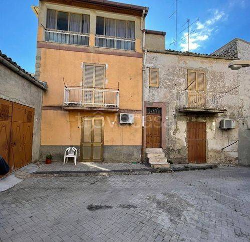 casa indipendente in vendita a Ravanusa