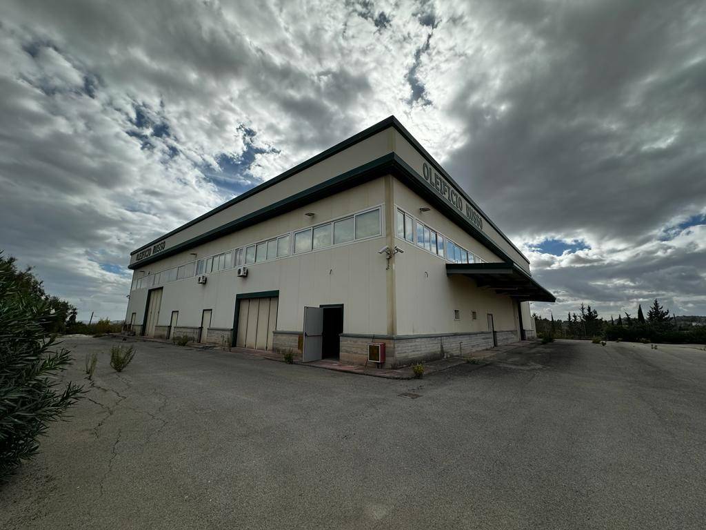 locale commerciale in vendita a Caltanissetta