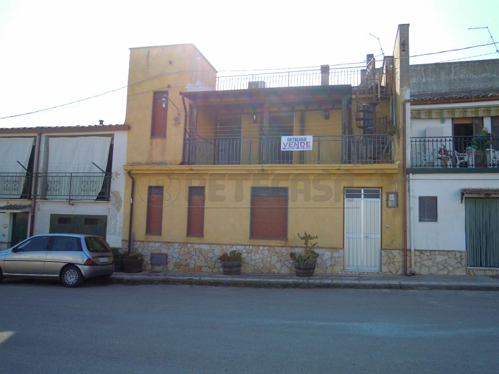 intera palazzina in vendita a Caltanissetta in zona Prestianni