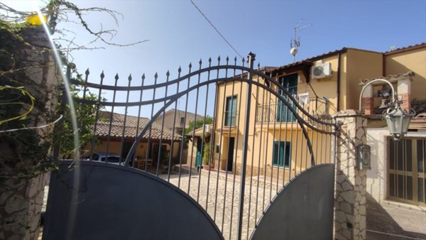 casa indipendente in vendita a Caltanissetta in zona Torretta