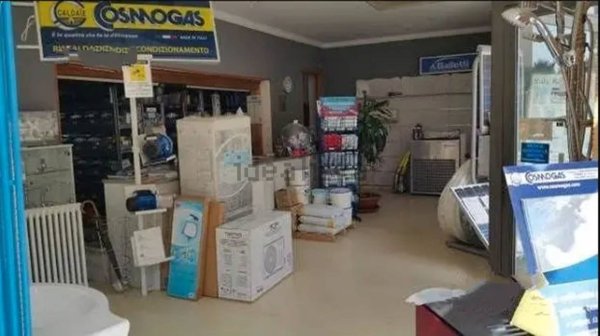 locale commerciale in vendita a Caltanissetta