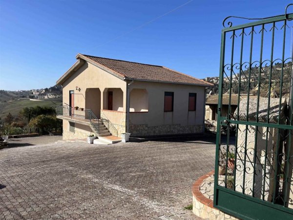 casa indipendente in vendita a Caltanissetta in zona Centro Storico