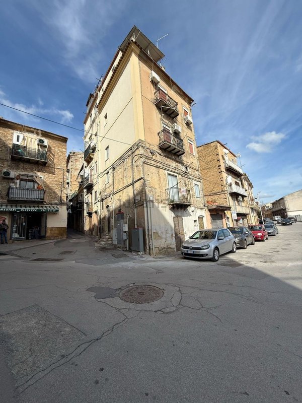 locale commerciale in vendita a Caltanissetta