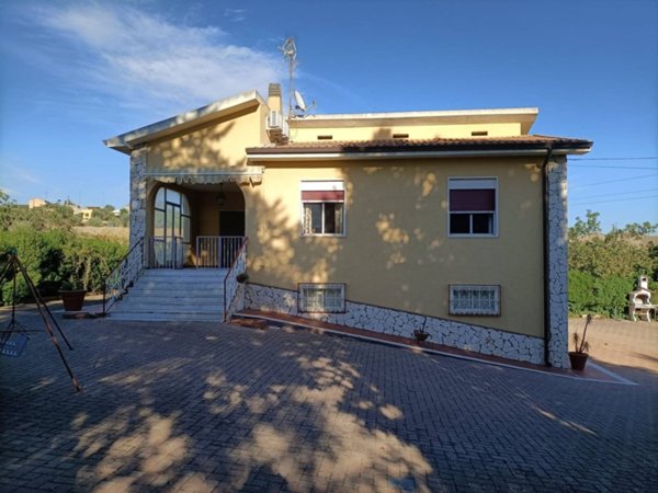 casa indipendente in vendita a Caltanissetta in zona Favarella