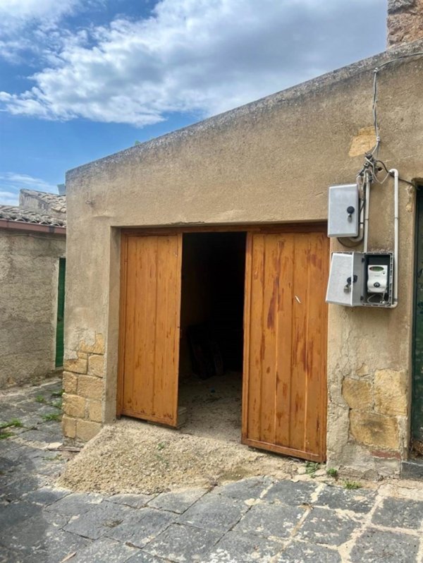 appartamento in vendita a Caltanissetta in zona Favarella