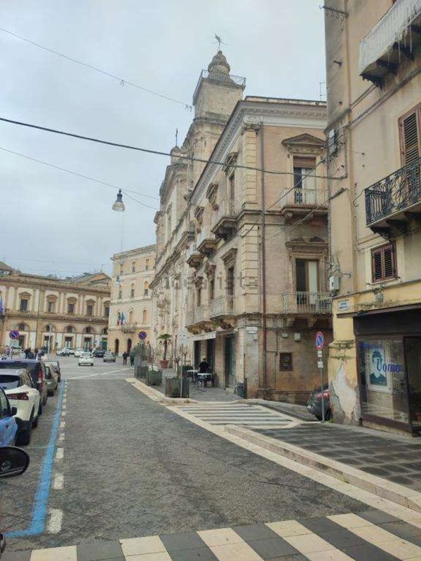 locale commerciale in vendita a Caltanissetta in zona Centro Storico