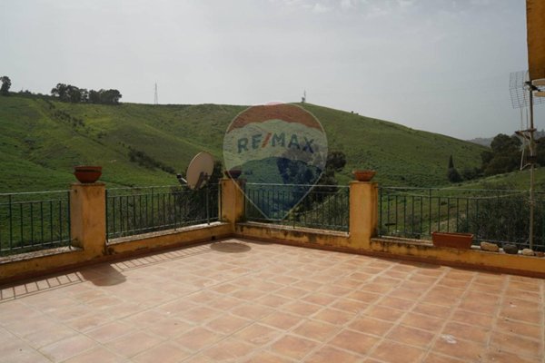 casa indipendente in vendita a Caltanissetta in zona Villaggio Santa Barbara