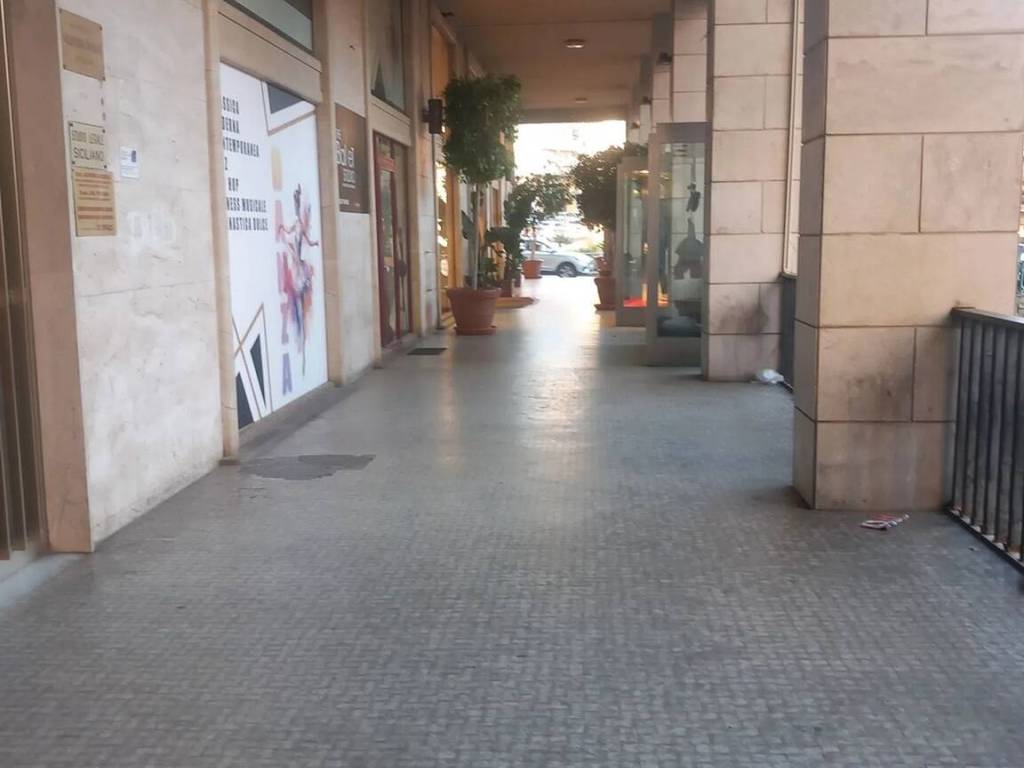 locale commerciale in vendita a Caltanissetta in zona Centro Storico