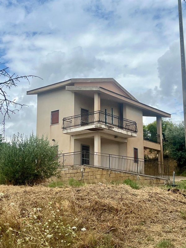 casa indipendente in vendita a Caltanissetta in zona Favarella
