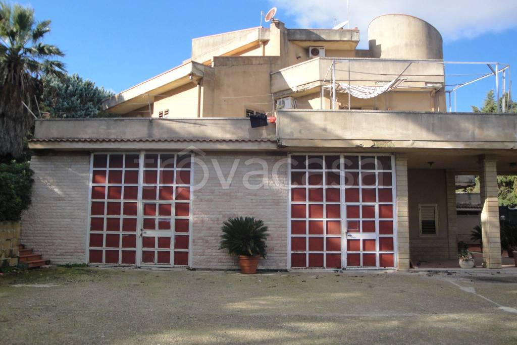 locale commerciale in vendita a Caltanissetta