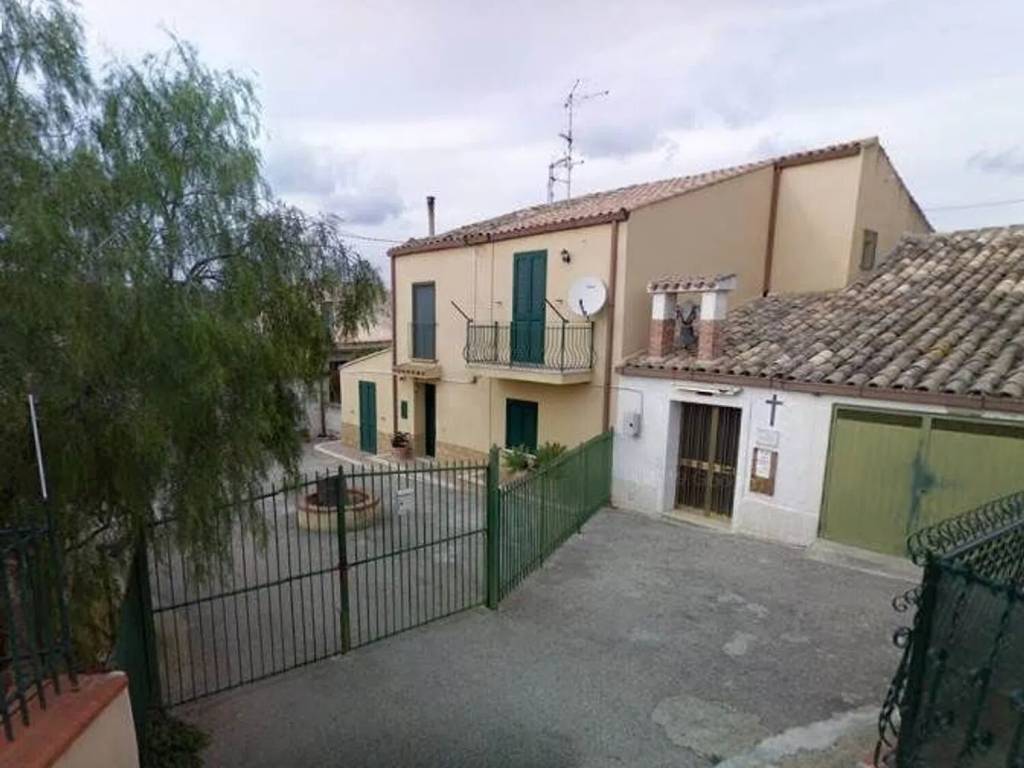casa indipendente in vendita a Caltanissetta in zona Prestianni