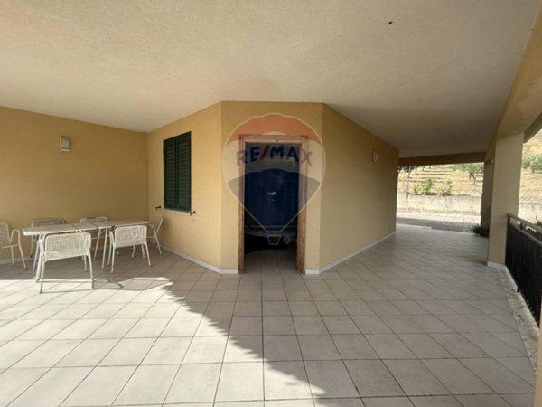 casa indipendente in vendita a Caltanissetta in zona Favarella