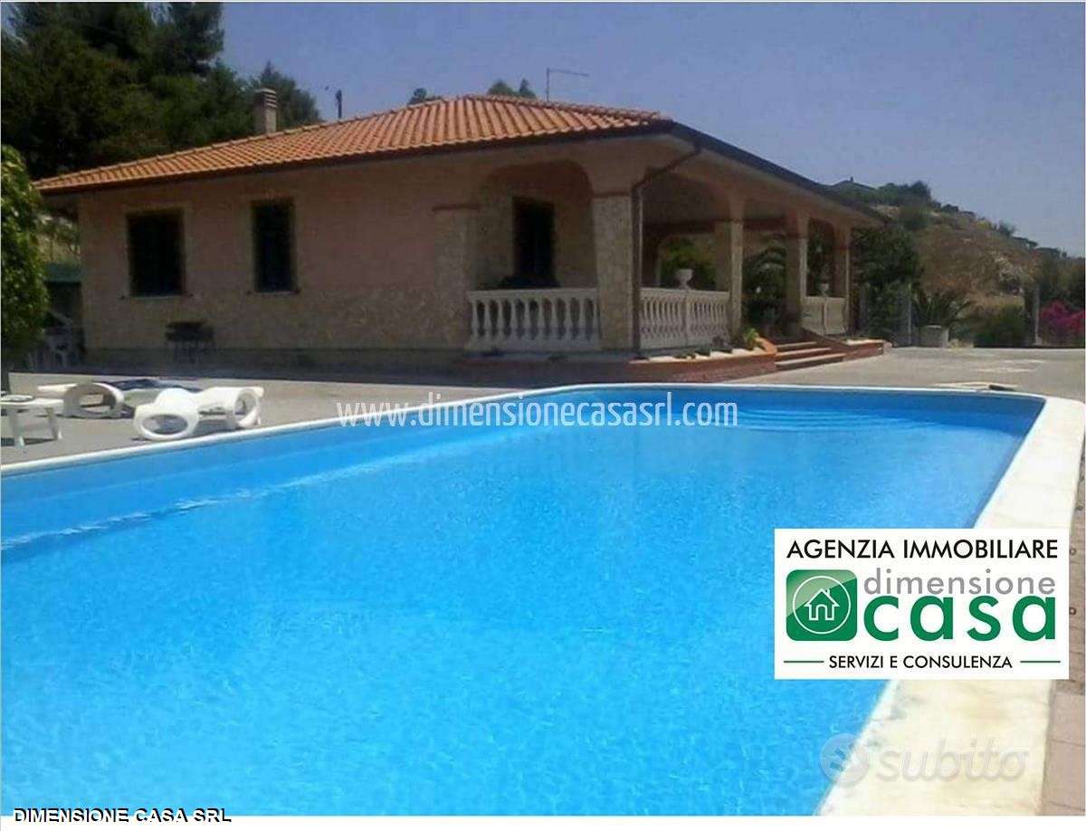 casa indipendente in vendita a Caltanissetta in zona Favarella