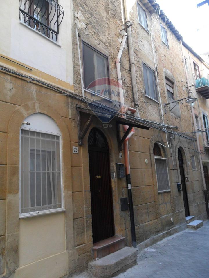 casa indipendente in vendita a Caltanissetta in zona Centro Storico