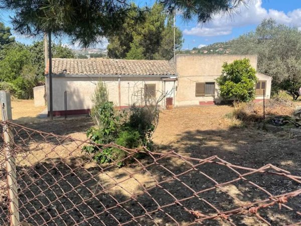 casa indipendente in vendita a Caltanissetta