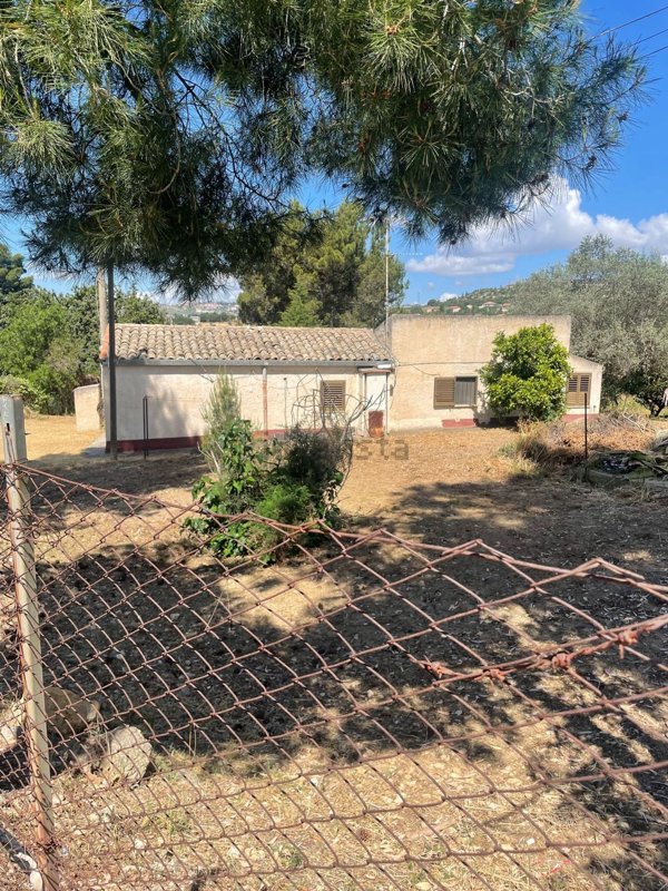 casa indipendente in vendita a Caltanissetta