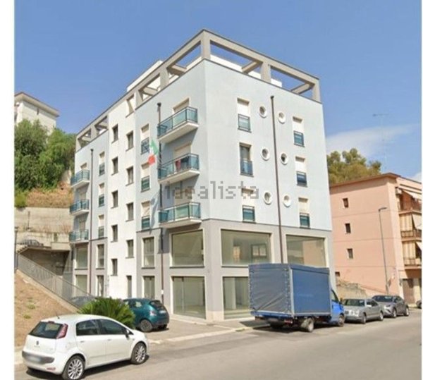 locale commerciale in vendita a Caltanissetta