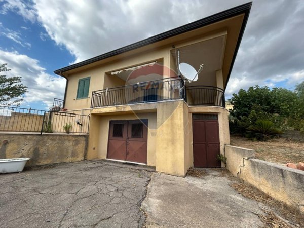 casa indipendente in vendita a Caltanissetta in zona Favarella