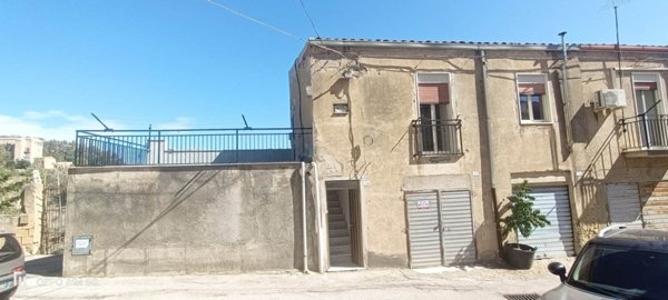 casa indipendente in vendita a Caltanissetta in zona Centro Storico