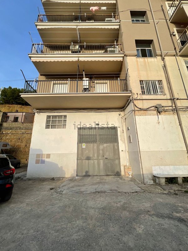 locale commerciale in vendita a Caltanissetta