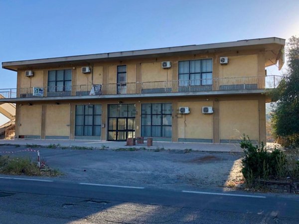 locale commerciale in vendita a Caltanissetta