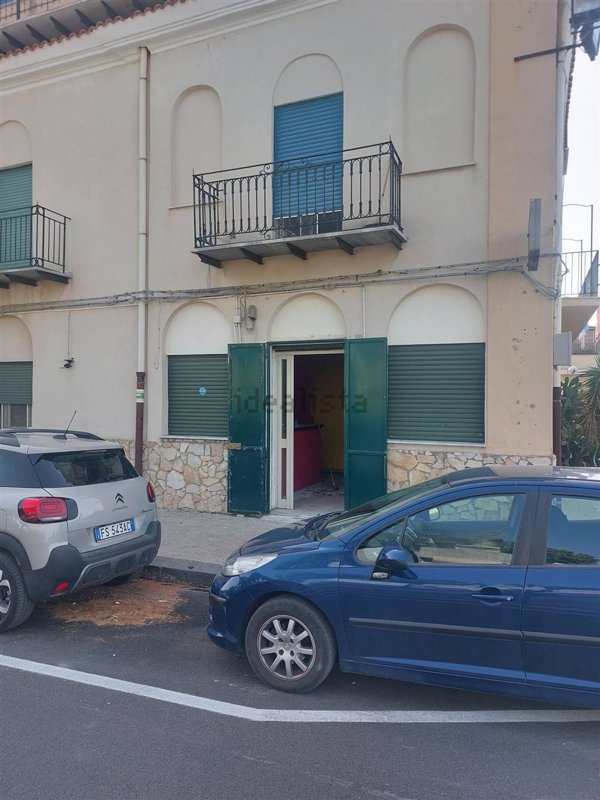 locale commerciale in vendita a Caltanissetta