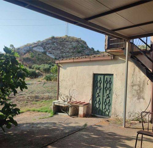 casa indipendente in vendita a Caltanissetta in zona Favarella