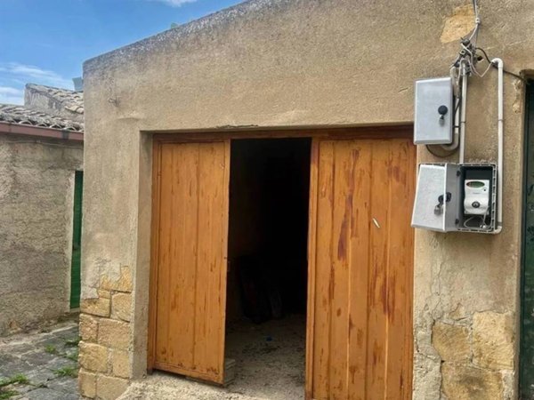 casa indipendente in vendita a Caltanissetta in zona Favarella