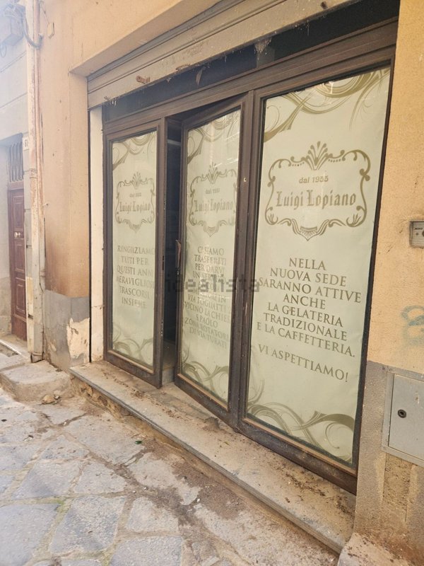 locale commerciale in vendita a Caltanissetta in zona Centro Storico