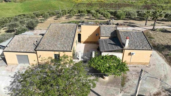 casa indipendente in vendita a Caltanissetta in zona Borgo Canicassè Casale