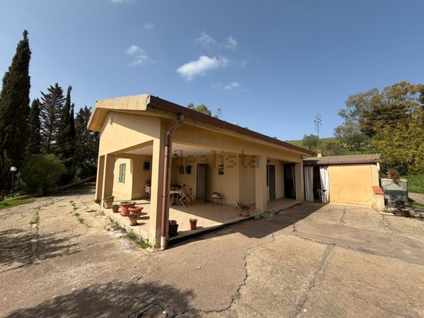 casa indipendente in vendita a Caltanissetta in zona Centro Storico