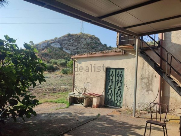 quadrivano in vendita a Caltanissetta in zona Favarella