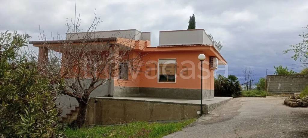 casa indipendente in vendita a Caltanissetta in zona Favarella