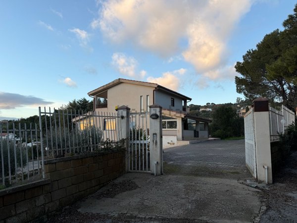 casa indipendente in vendita a Caltanissetta in zona Centro Storico