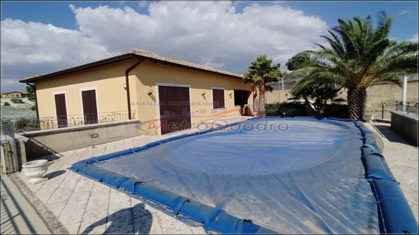 casa indipendente in vendita a Caltanissetta in zona Favarella