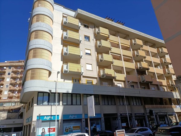 locale commerciale in vendita a Caltanissetta