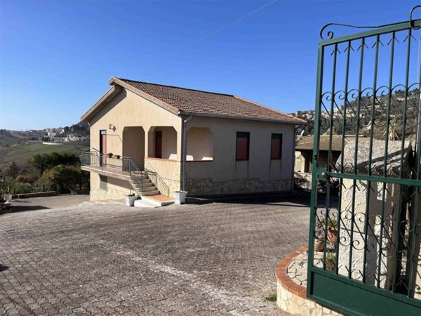 casa indipendente in vendita a Caltanissetta in zona Centro Storico