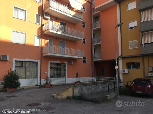 locale commerciale in vendita a Caltanissetta