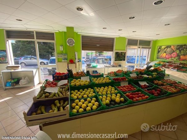 locale commerciale in vendita a Caltanissetta