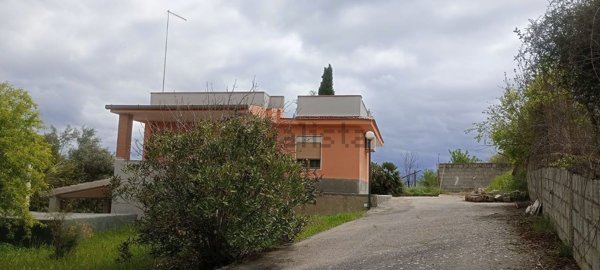 casa indipendente in vendita a Caltanissetta in zona Favarella