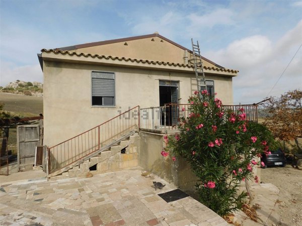 casa indipendente in vendita a Caltanissetta in zona Borgo Petilia