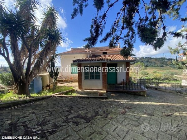 casa indipendente in vendita a Caltanissetta in zona Favarella