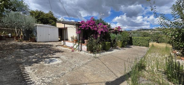 casa indipendente in vendita a Caltanissetta in zona Favarella