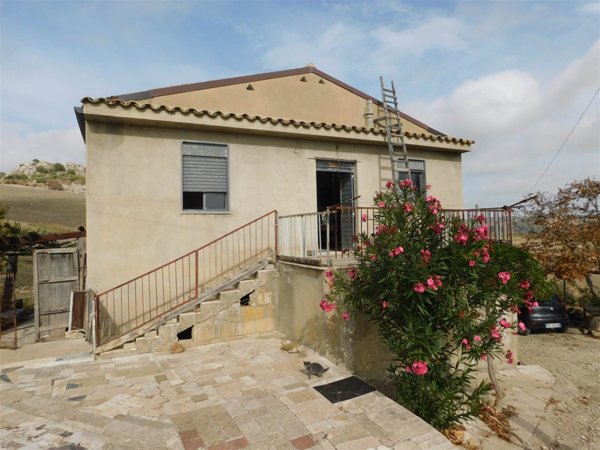 casa indipendente in vendita a Caltanissetta in zona Borgo Petilia