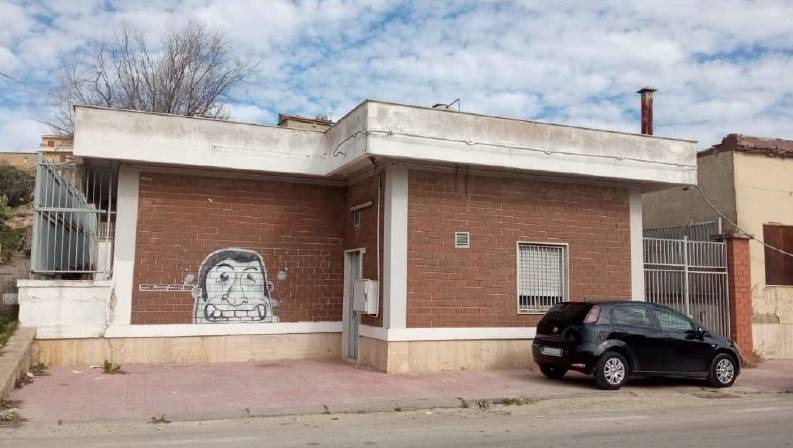 locale commerciale in vendita a Delia