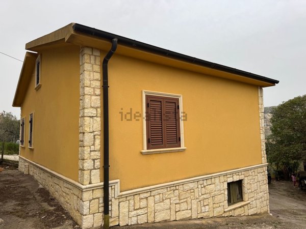 esavano in vendita a Serradifalco